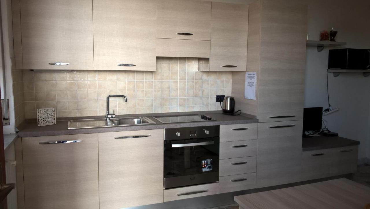 Casa Dusat In Accogliente Edificio Nel Centro Di Monforte Monforte dʼAlba Exteriör bild