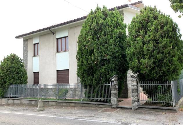 Casa Dusat In Accogliente Edificio Nel Centro Di Monforte Monforte dʼAlba Exteriör bild